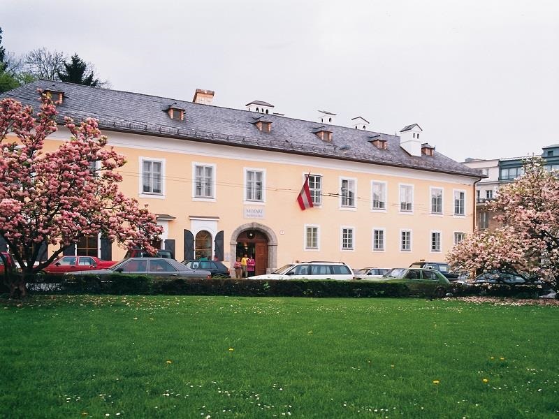 Mozarts Wohnhaus, Mozart Denkmal und Mozartplatz